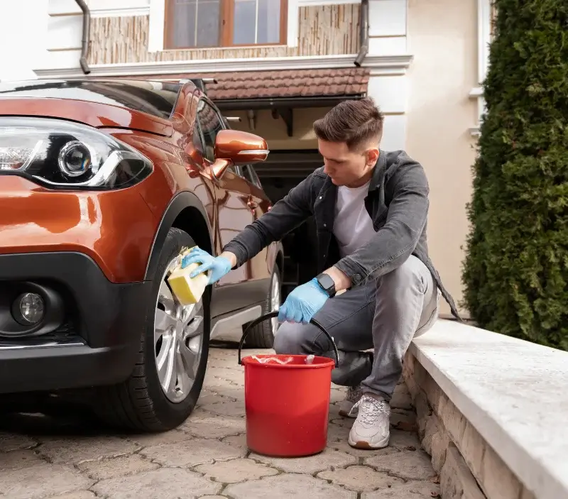 Lavage auto à domicile Cosges : professionnel intervenant sur un véhicule